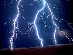 மொனராகலையில் சோகம்: பெற்றோருக்குக் குடை கொடுக்கச் சென்ற 23 வயது யுவதி மின்னல் தாக்கிப் பலி!